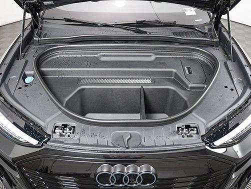 Mythos Black Metallic 2027 Audi Q6 e-tron Premium Plus