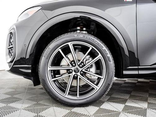 Mythos Black Metallic 2026 Audi Q5 Premium Plus TFSI quattro S tronic