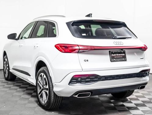 Glacier White Metallic 2026 Audi Q5 Premium Plus TFSI quattro S tronic