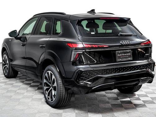 Mythos Black Metallic 2026 Audi Q3 TFSI quattro S tronic