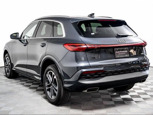 Tambora Gray Metallic 2025 Audi Q5 Premium Plus TFSI quattro S tronic