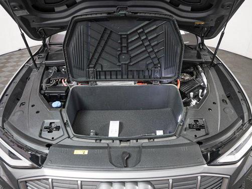 2022 Audi e-tron Premium Plus