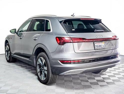 2022 Audi e-tron Premium Plus