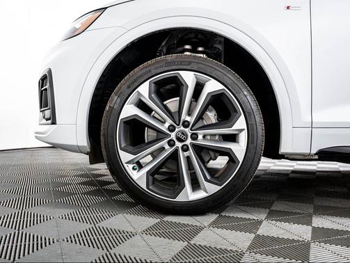 Glacier White Metallic 2023 Audi Q5 45 S line Premium Plus