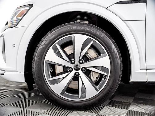 Glacier White Metallic 2024 Audi Q8 e-tron Premium Plus