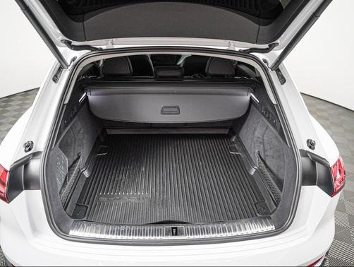 Glacier White Metallic 2024 Audi Q8 e-tron Premium Plus