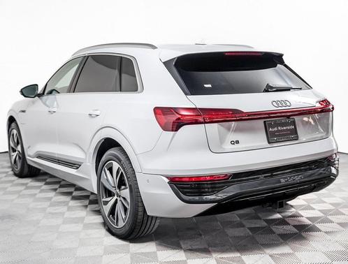 Glacier White Metallic 2024 Audi Q8 e-tron Premium Plus