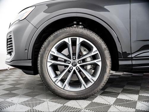 Mythos Black Metallic 2026 Audi Q7 45 Premium