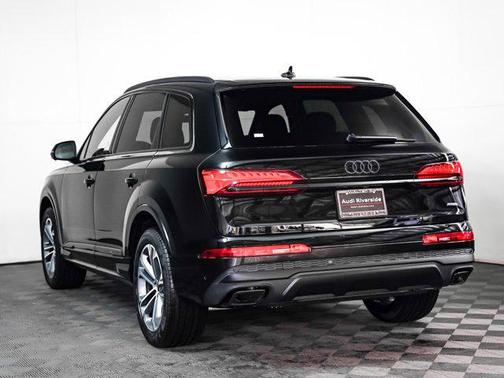 Mythos Black Metallic 2026 Audi Q7 45 Premium