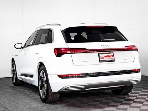 2022 Audi e-tron Premium Plus