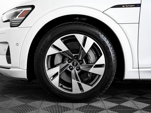 2022 Audi e-tron Premium Plus