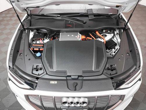2022 Audi e-tron Premium Plus