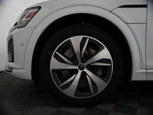 Glacier White Metallic 2024 Audi Q8 e-tron Premium Plus