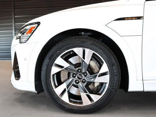 Glacier White Metallic 2023 Audi e-tron Sportback S line Premium