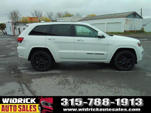 Bright White Clear Coat 2021 Jeep Grand Cherokee Laredo
