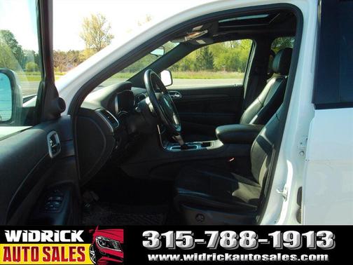 Bright White Clear Coat 2021 Jeep Grand Cherokee Laredo