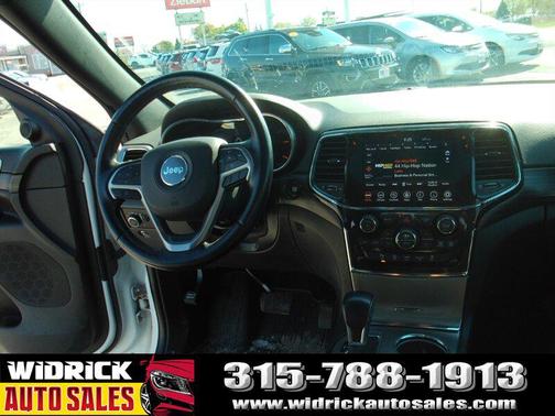 Bright White Clear Coat 2021 Jeep Grand Cherokee Laredo