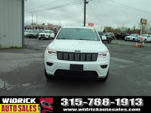Bright White Clear Coat 2021 Jeep Grand Cherokee Laredo