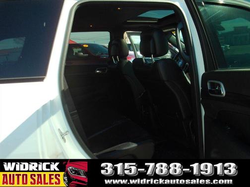 Bright White Clear Coat 2021 Jeep Grand Cherokee Laredo