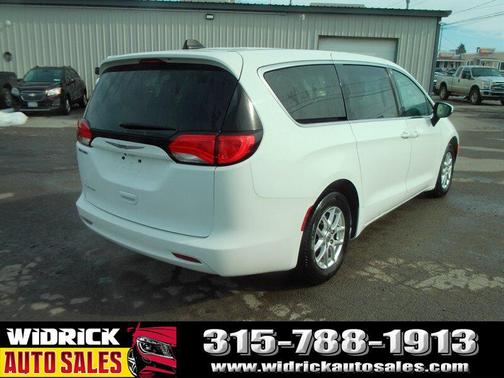 2022 Chrysler Voyager LX