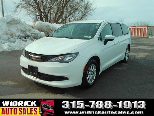 2022 Chrysler Voyager LX