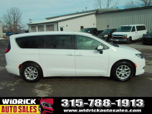 2022 Chrysler Voyager LX