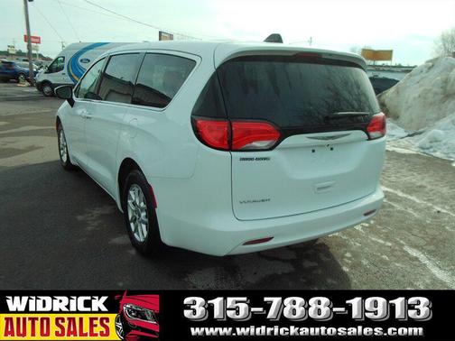 2022 Chrysler Voyager LX