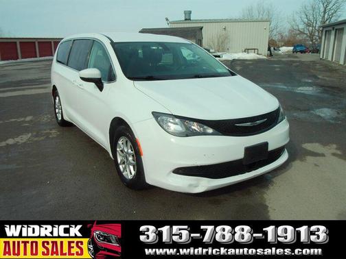 2022 Chrysler Voyager LX