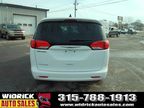 2022 Chrysler Voyager LX