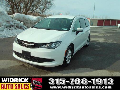 2022 Chrysler Voyager LX