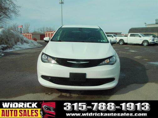 2022 Chrysler Voyager LX