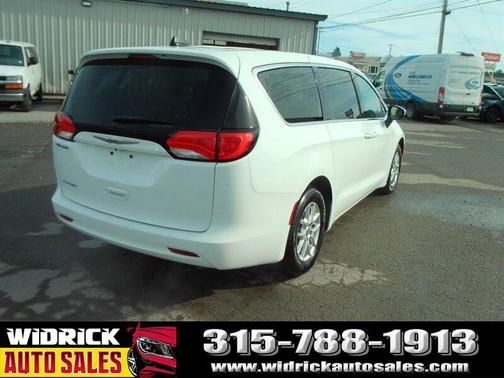 2022 Chrysler Voyager LX