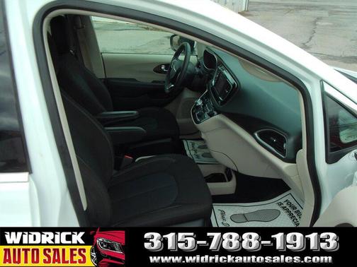 2022 Chrysler Voyager LX