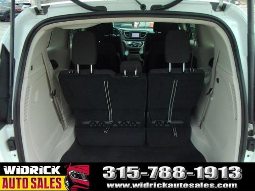 2022 Chrysler Voyager LX