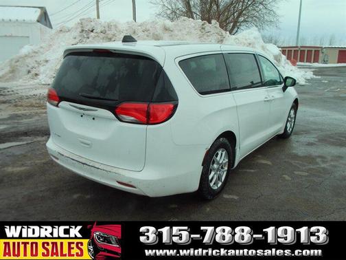 2021 Chrysler Voyager LX