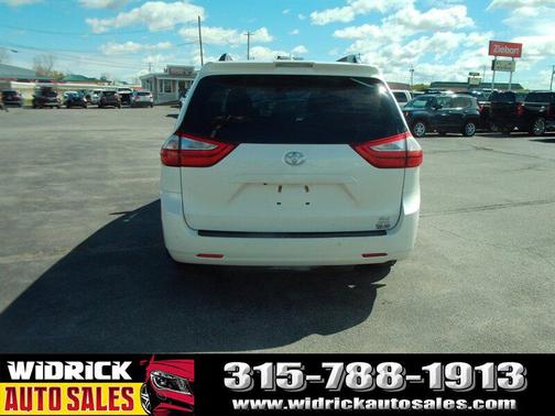 Blizzard Pearl 2018 Toyota Sienna XLE Premium