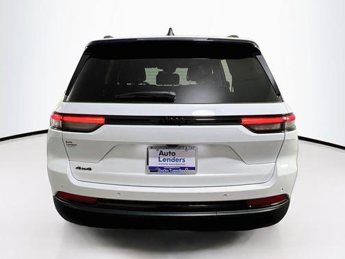 Bright White Clearcoat 2023 Jeep Grand Cherokee Altitude