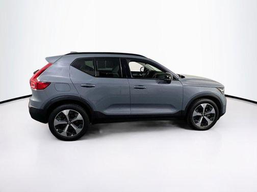 2023 Volvo XC40 B5 Ultimate Dark Theme
