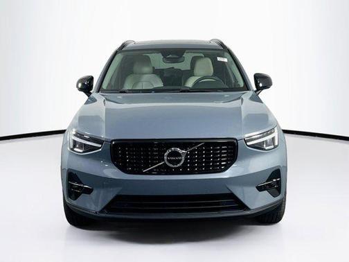 2023 Volvo XC40 B5 Ultimate Dark Theme