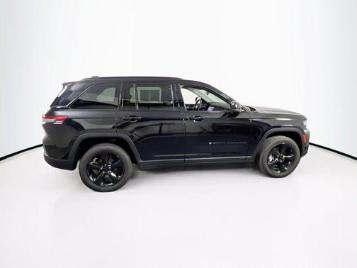 Diamond Black Crystal Pearlcoat 2023 Jeep Grand Cherokee Limited