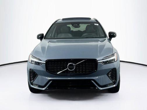2022 Volvo XC60 B5 R-Design