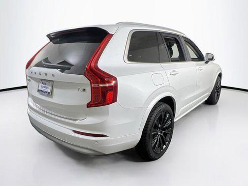 2022 Volvo XC90 T5 Momentum