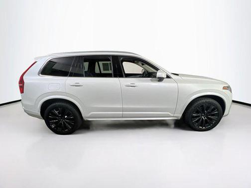 2022 Volvo XC90 T5 Momentum