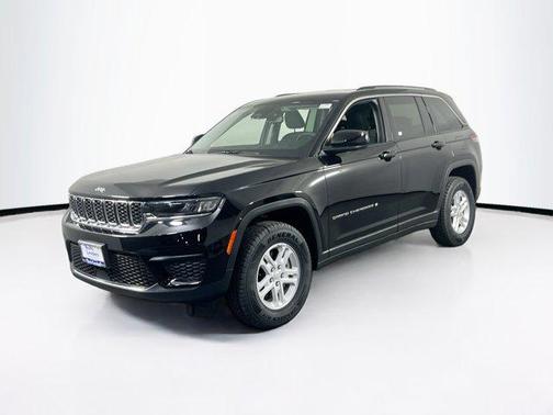 Diamond Black Crystal Pearlcoat 2023 Jeep Grand Cherokee Laredo