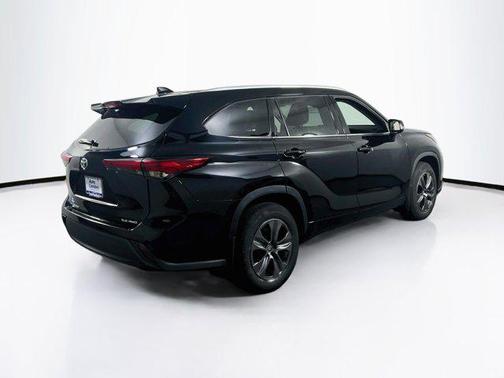Midnight Black Metallic 2022 Toyota Highlander XLE