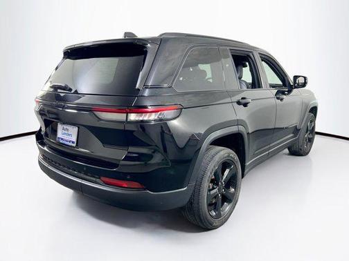 Diamond Black Crystal Pearlcoat 2023 Jeep Grand Cherokee Altitude