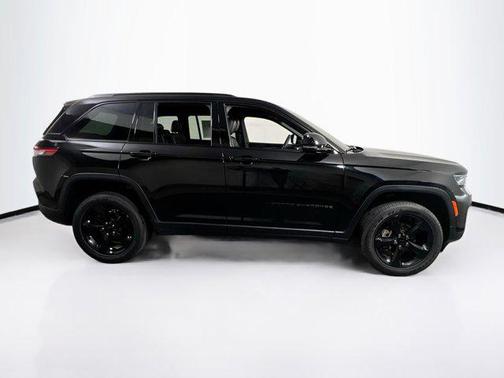 Diamond Black Crystal Pearlcoat 2023 Jeep Grand Cherokee Altitude