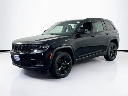 Diamond Black Crystal Pearlcoat 2023 Jeep Grand Cherokee Altitude