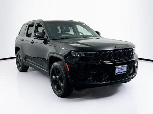 Diamond Black Crystal Pearlcoat 2023 Jeep Grand Cherokee Altitude