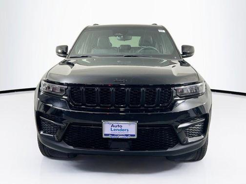 Diamond Black Crystal Pearlcoat 2023 Jeep Grand Cherokee Altitude